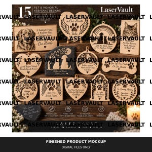 Op de afbeelding: Een collectie van 15 lasergegraveerde huisdierherinneringen van hout en leisteen, met diverse vormen zoals harten, cirkels en rechthoeken. De ontwerpen bevatten pootafdrukken, engelvleugels, bomen en teksten zoals In Our Hearts en Always By My Side.