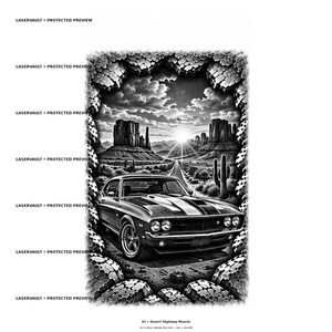 Puede incluir: Un estampado gr&aacute;fico en blanco y negro que muestra un coche cl&aacute;sico de gran potencia en una carretera del desierto. La escena incluye formaciones rocosas, un cactus y un sol brillante. El texto LASERVAULT PROTECTED PREVIEW aparece repetidamente y 01 Desert Highway Muscle est&aacute; en la parte inferior.