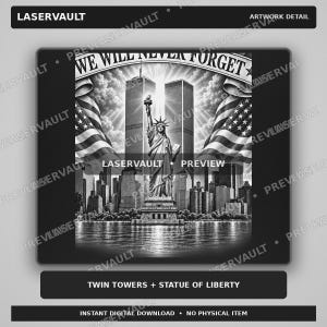 Op de afbeelding: Een zwart-wit digitale afbeelding met het Vrijheidsbeeld voor de Twin Towers, geflankeerd door twee Amerikaanse vlaggen en een banner bovenaan met de tekst WE WILL NEVER FORGET, tegen een achtergrond van een bewolkte lucht.
