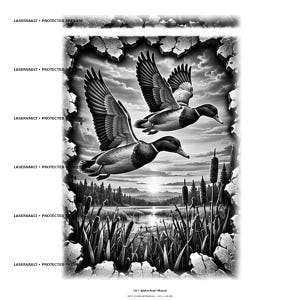 以下が含まれることがあります： 10 Waterfowl Marshと題された白黒のグラフィックプリント。湿地帯のガマと日の出の上空を飛ぶ2羽の鴨が描かれています。画像はひび割れた石の縁取りで囲まれており、LASERVAULT PROTECTED PREVIEWというテキストが含まれています。