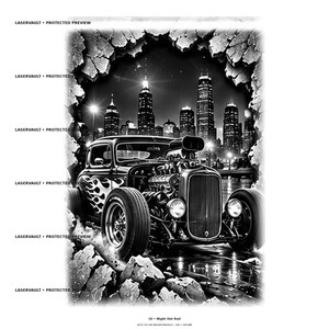 Może przedstawiać: Czarno-biała ilustracja graficzna samochodu typu hot rod z płomieniami na boku, na tle nocnej panoramy miasta. Scena jest otoczona poszarpaną, kamienną ramą. Widoczny jest tekst LASERVAULT PROTECTED PREVIEW.