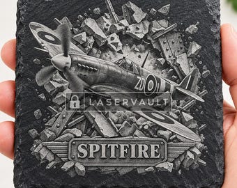 Op de afbeelding: Een vierkante zwarte leistenen onderzetter met een lasergravure van een Supermarine Spitfire vliegtuig dat uit puin tevoorschijn komt. Het ontwerp bevat de tekst LASERVAULT en SPITFIRE op een metalen plaatje met gevleugelde accenten.