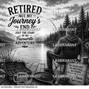 Puede incluir: Un dise&ntilde;o gr&aacute;fico en blanco y negro que muestra a una persona pescando en un muelle con el texto: RETIRED NOT MY JOURNEY'S END JUST THE START OF MY FAVOURITE ADVENTURE. Una caja de pesca, una taza con la etiqueta RETIRED GO FISHING EVERY DAY y un letrero que dice NO DEADLINES NO MEETINGS NO STRESS Peace & Tight Lines.