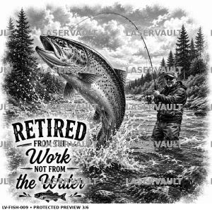 Puede incluir: Una ilustraci&oacute;n gr&aacute;fica en blanco y negro con una trucha grande saltando fuera de un r&iacute;o. Una persona est&aacute; de pie en el agua con una ca&ntilde;a de pescar. El texto dice: RETIRED FROM THE Work NOT FROM the Water. Un peque&ntilde;o icono de pez est&aacute; abajo.