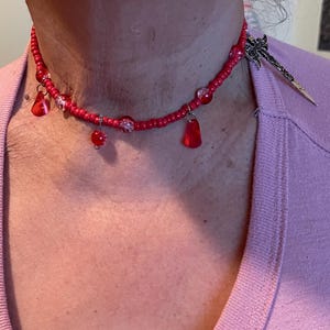 Collier ras de cou fendu sanglant fait main avec breloque hache. Chaîne à taille réglable. Bijoux gothiques punk gory effrayant horreur macabre.