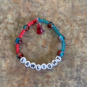 Name Lawlight Ship Handmade Perlen Armband. Charakter Anime Versand Fandom Schmuck Rot und Blau Rivals Enemies zu Liebhaber Farbschema