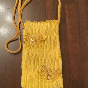 Handgeweven OOAK-portemonnee met Cottagecore Naturecore-bijthema. Natuurliefhebber lente- en zomeresthetiek met honingthema. Kleine tas van glanzend garen