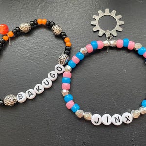 CUSTOM MADE Personalisierte Character Beaded Armbänder mit Anhänger. Senden Sie einen beliebigen Namen oder Wort. Jeder ist ein Unikat. Beispiele angegeben.