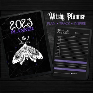 Può includere: Un planner digitale con uno sfondo in marmo nero e un'illustrazione di falena bianca. Il planner è intitolato "2023 Planner" e ha una sezione per un tracker di fitness con il testo "Fitness Tracker" e "Workout".