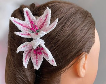 Gehäkelte Lilien Haarspange von Rockin Threads Creations - Metall Haarspange mit 2 Lilien - 7,5 cm breit - sofortiger fertiger Look - einfach zu bedienen