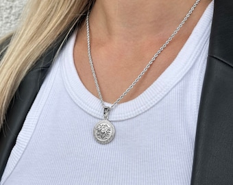 Medusa Chain Silver Women - Minimalistic Medusa Medallion Necklace - Silver Necklace Women - Chain with Pendant - Women Silver Accessory