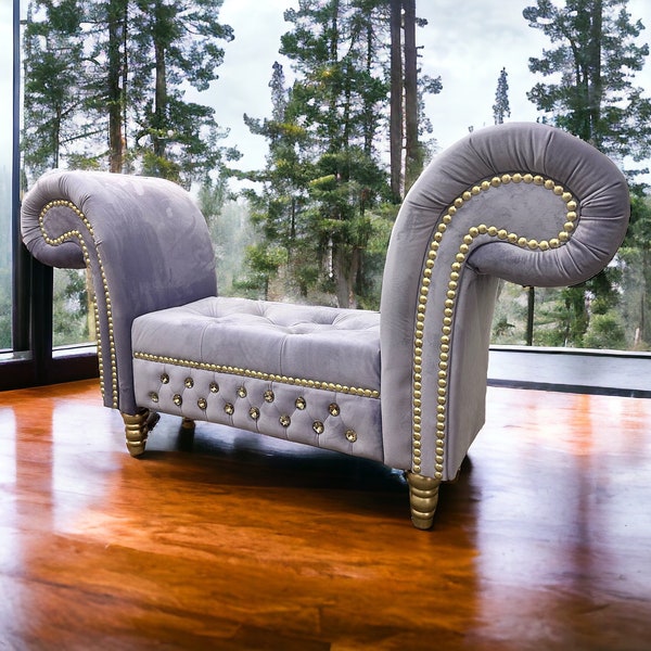 Elegante Chaise-Longue Sitzbank in verschiedenen Farben, mit silbernen oder goldenen Accessoires. Die Bank ist perfekt für das Wohnzimmer, Stube, Büro, Flur