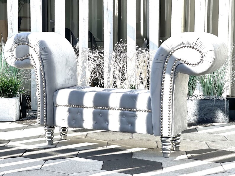 Elegant chaise longue bench in various colors, silver or gold accessories. The bench is perfect for the living room, room, office, hall imagem 3