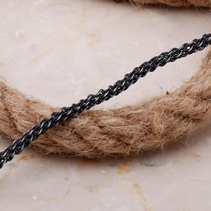 Brazalete tipo puño de plata Kazaziye oxidada, 19,5 cm de largo. imagen 2