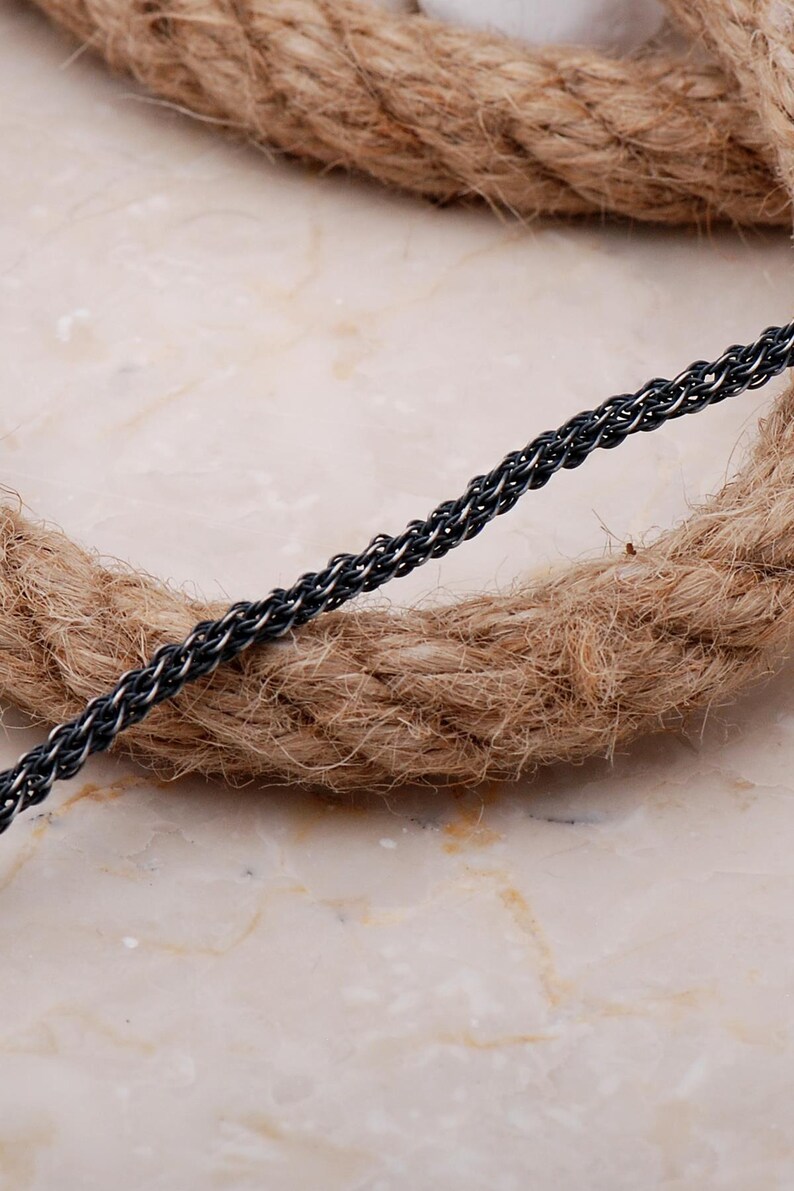 Brazalete tipo puño de plata Kazaziye oxidada, 19,5 cm de largo. imagen 2