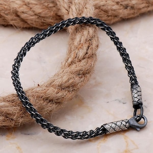 Brazalete tipo puño de plata Kazaziye oxidada, 19,5 cm de largo. imagen 1