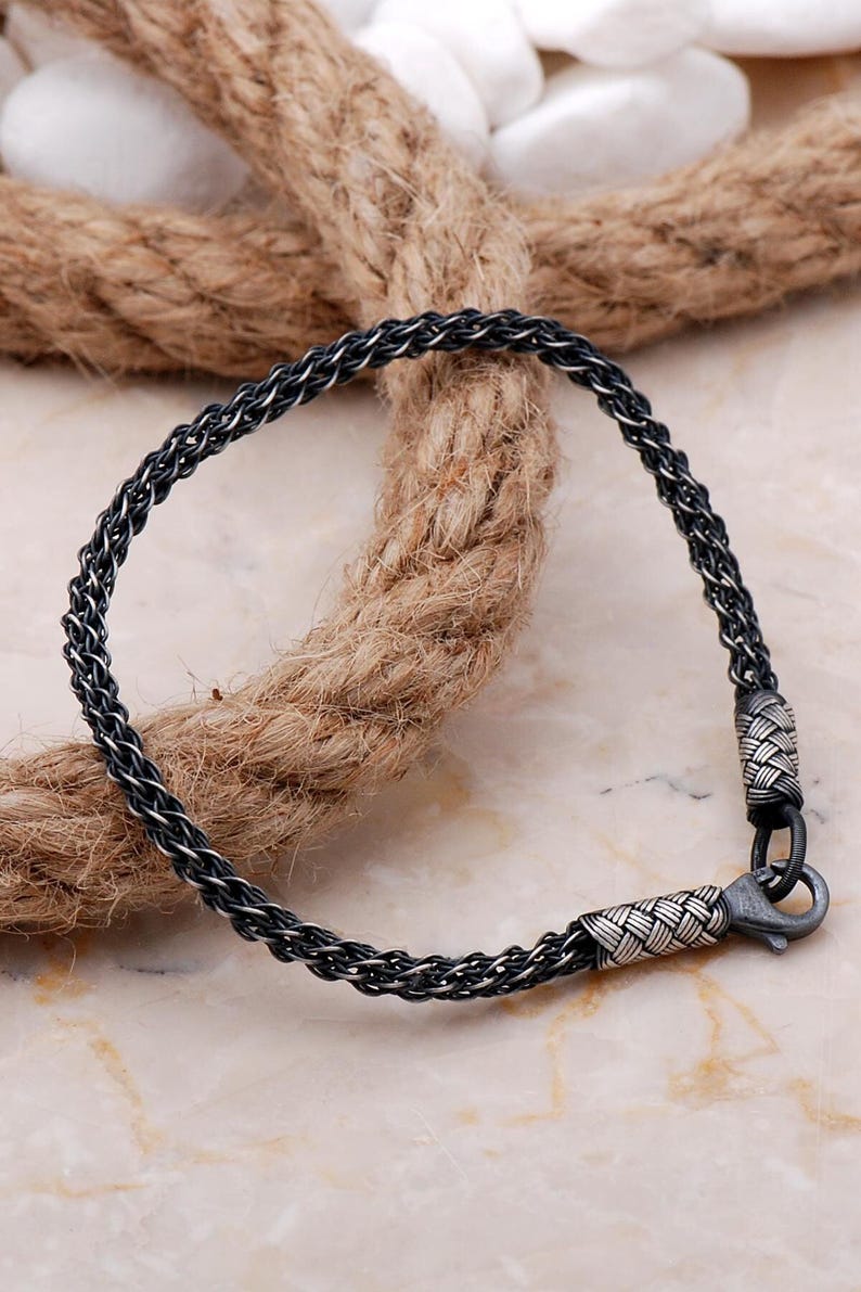 Brazalete tipo puño de plata Kazaziye oxidada, 19,5 cm de largo. imagen 1