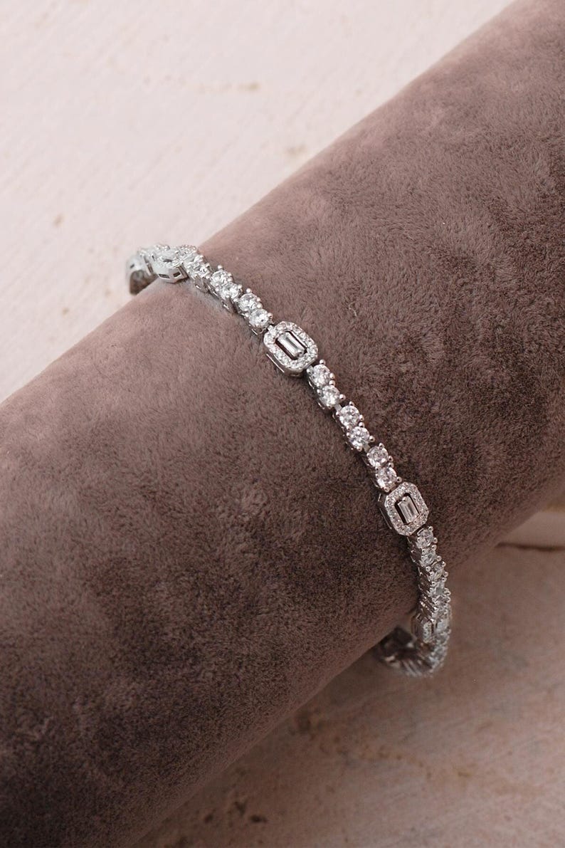 Handmade Zigzag Riverstone Silver Bracelet with Baguette Zirconia: Rhodium‑Plated 18 cm afbeelding 1