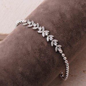 A rhodium‑plated 925 sterling silver bracelet with a wheat motif and sparkling clear zircon stones, measuring approximately 18 cm in length.