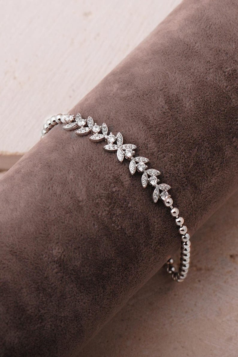 A rhodium‑plated 925 sterling silver bracelet with a wheat motif and sparkling clear zircon stones, measuring approximately 18 cm in length.