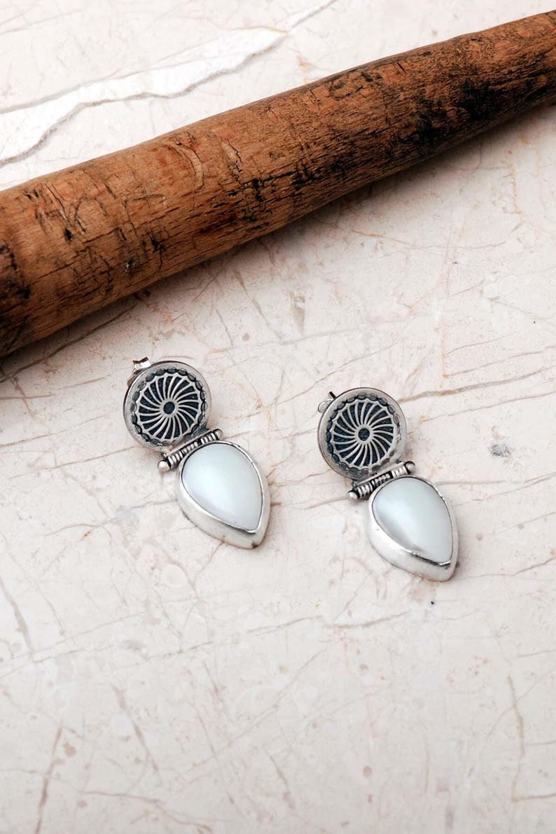 Handmade 925 sterling silver teardrop jewelry set featuring a mother of pearl pendant necklace and matching drop earrings adorned with intricate vintage motifs and an oxidized silver finish.