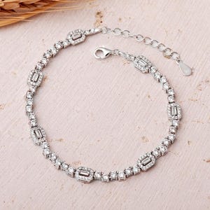 Handmade Zigzag Riverstone Silver Bracelet with Baguette Zirconia: Rhodium‑Plated 18 cm afbeelding 2