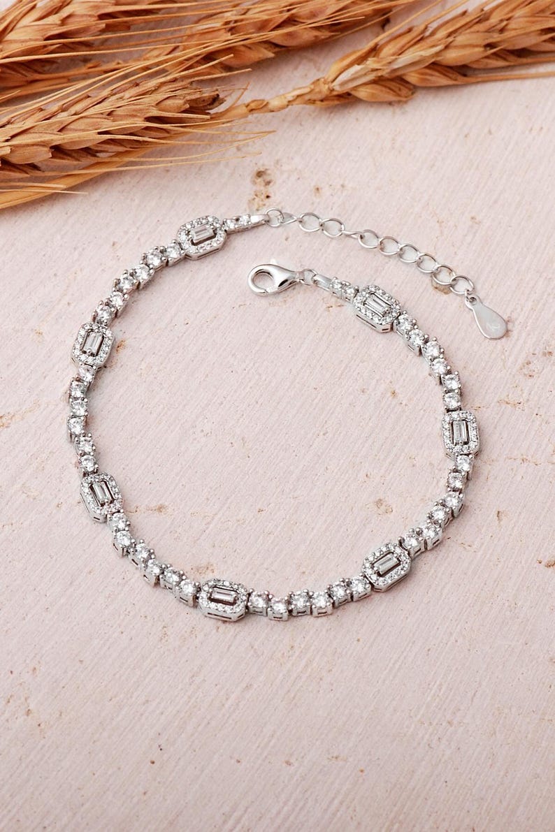 Handmade Zigzag Riverstone Silver Bracelet with Baguette Zirconia: Rhodium‑Plated 18 cm afbeelding 2