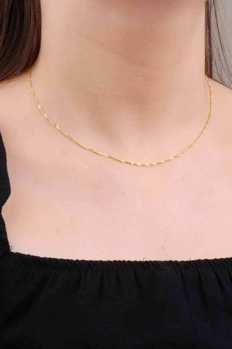 A simple and elegant 45 cm gold-plated 925 sterling silver chain necklace with a smooth golden polish.
