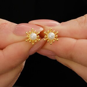 Pendientes pequeños Pearl Sun: Plata de ley 925 con baño de rodio oro verde, 9 mm
