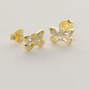 Mini butterfly earrings made of 925 sterling silver with green gold rhodium plating and white zircon stones, measuring 6 mm tall by 9 mm wide.