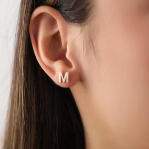 Pendientes con inicial personalizados, pendientes con inicial de oro, pendientes con nombre personalizado, pendientes con letras, pendientes con nombre delicado, regalos para mamá, regalo