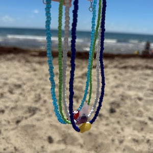 Collar de cuentas con dije de pez