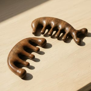 Echtholz Massagekamm - Zur Förderung des Haarwachstums - Gua Sha Massage gegen Kopfschmerzen - Wellness Geschenk für Männer und Frauen