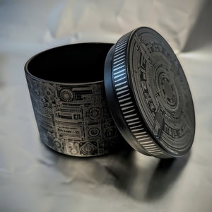 Boîte en métal avec gravure personnalisée Boîte ronde noire Cadeau personnalisé pour les amateurs d'art technologique et rangement stylé image 1