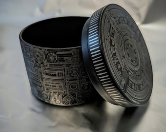 Caja de metal con grabado personalizado - Caja redonda negra - Regalo personalizado para amantes del arte tecnológico y almacenamiento elegante