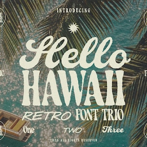 Puede incluir: Un gráfico digital con el texto Hello Hawaii Retro Font Trio en una tipografía serif de color crema. El fondo muestra una vista cenital de un barco sobre agua turquesa con hojas de palmera. El texto adicional incluye Three In One, Multilingual, Tropic, Fresh, One, Two, Three y By Andrew Pixel.