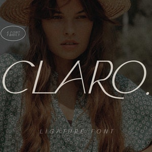Puede incluir: Una mujer con un vestido verde floral y un sombrero de paja, con la palabra "CLARO." en una fuente blanca moderna. El texto "LIGATURE FONT" también se incluye debajo de la palabra "CLARO."