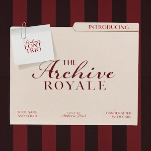 Könnte beinhalten: Ein cremefarbenes Grafikdesign mit dem Text "The Archive Royale" in einer burgunderfarbenen Schriftart. Das Design enthält die Worte "Vintage Font Trio" auf einem Haftzettel und ist vor einem gestreiften bordeauxroten und schwarzen Hintergrund platziert.