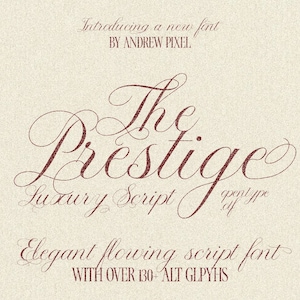 Op de afbeelding: Een digitale weergave van het lettertype The Prestige door Andrew Pixel, met donkerrode cursieve letters op een getextureerde gebroken witte achtergrond. De tekst bevat de woorden Luxury Script, opentype en Elegant flowing script font.
