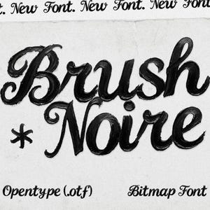 Pode incluir: Design de fonte "Brush Noire" em preto sobre um fundo branco texturizado. A fonte é uma escrita ousada em estilo pincel com um símbolo de estrela. Inclui "Opentype (.otf)" e "Bitmap Font".