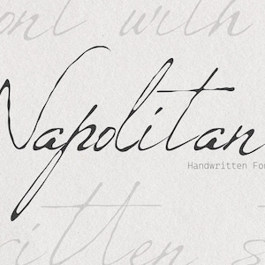 Puede incluir: La palabra "Napolitano" en una fuente manuscrita se muestra prominentemente sobre un fondo texturizado blanquecino. Debajo está el texto "Handwritten Font". En el fondo, se ven letras de script grises claras y tenues.
