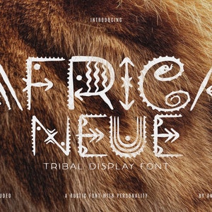 Könnte beinhalten: Eine von Tribal-Motiven inspirierte Schriftart namens "Africa Neue" mit rustikalem Look. Die Schriftart wird auf einem braunen Fellhintergrund angezeigt.