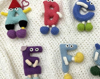 Handmade Crochet Alphabet 26 Letters A–Z Amigurumi Set Charm Plush Character Keychain Bag Education Decor Nursery Toy Baby Shower Gift Name