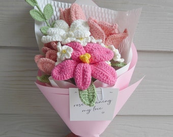 Könnte beinhalten: Ein rosafarbener und weißer gehäkelter Blumenstrauß, verpackt in rosa Papier mit einem weißen Etikett, auf dem "rose meaning my love" steht.