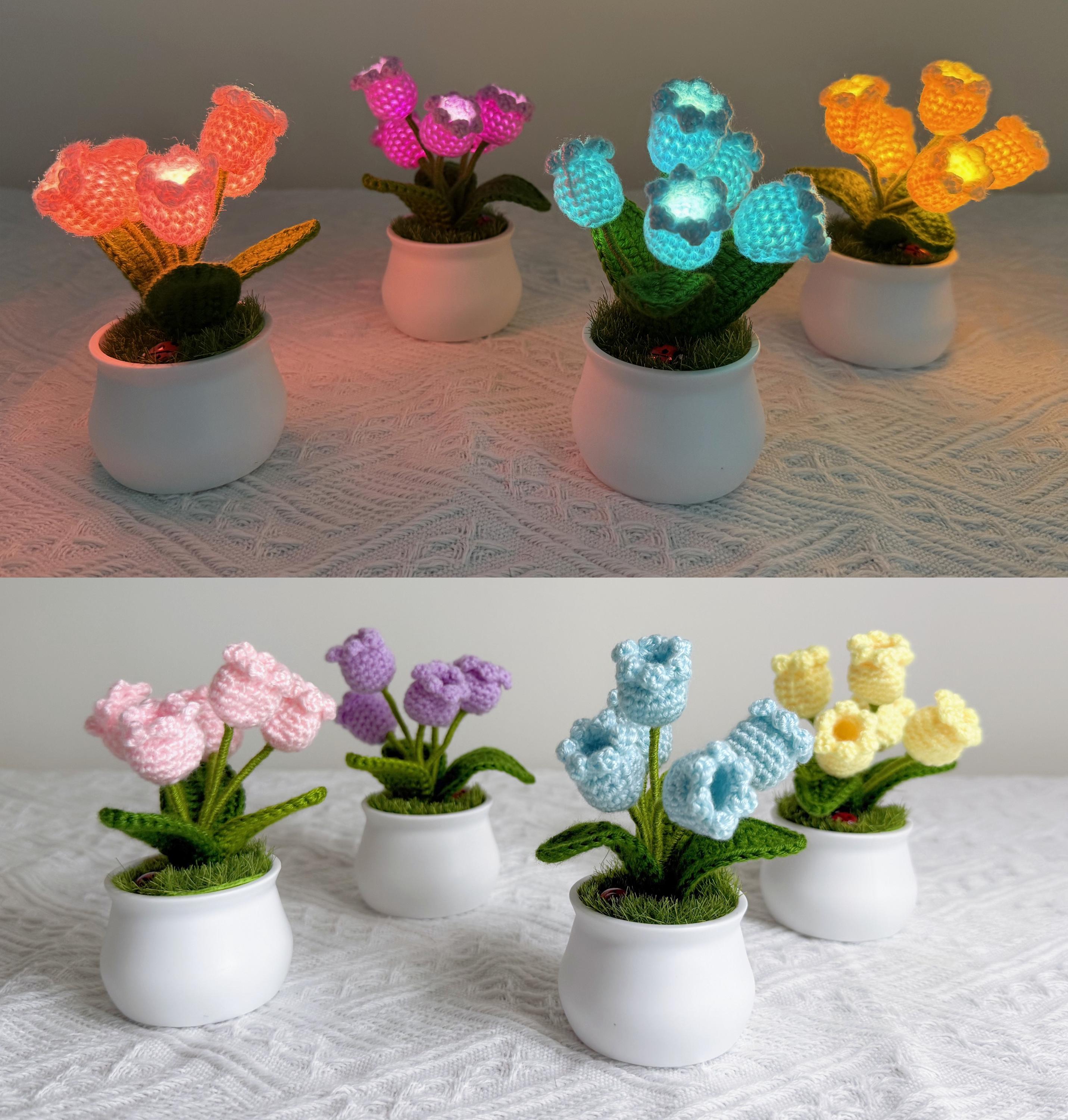 Guaber LED Nachtlicht – Handgehäkelte Blumentopf-Deko Mit Künstlichen Valley-Blumen, 15x6x6 Cm, Für Schreibtisch & Regal – Batteriebetrieben