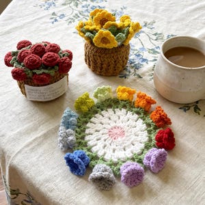 Sous-verres de fleurs au crochet faits main avec porte-panier, ensemble floral tournesol, muguet, rose, décoration d'intérieur, cadeau, tasse de pendaison de crémaillère