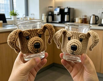 かぎ針編みの犬型カップホルダー、コーヒーカバー、ドリンクスリーブ、手作りの動物マグカバー、再利用可能なギフト、オフィス装飾、タンブラーウォーマー、コーギー、コッカー、バセットハウンド