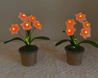 Gehäkelte handgemachte Narzisse Topfpflanzen-Licht-Lampe Maiglöckchen fertige Blume Schreibtischdekoration Blitz-Nacht-Stand-Blume für immer Geschenk