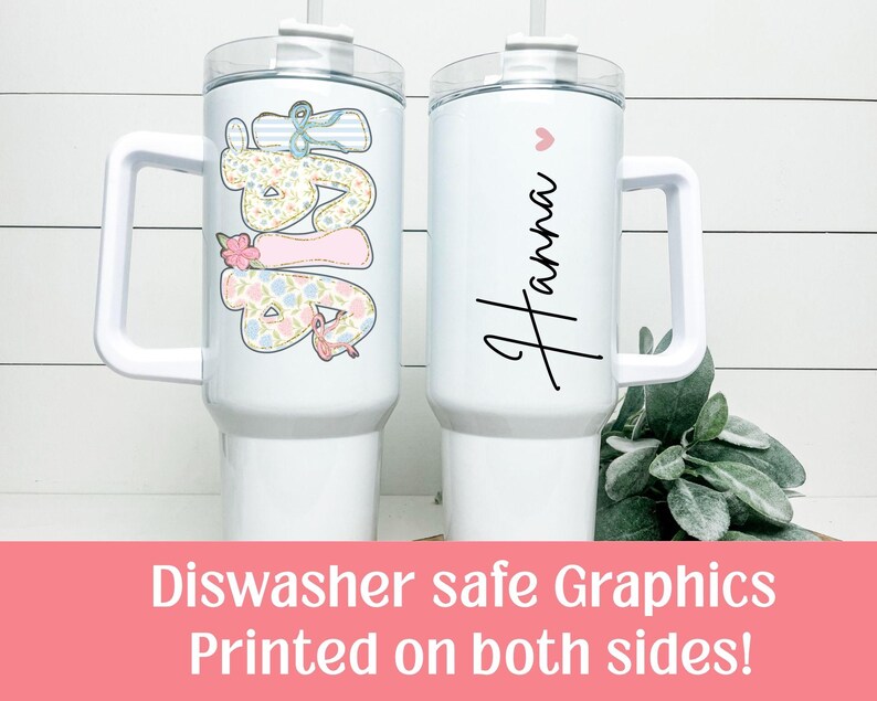 Puede incluir: Dos vasos aislados blancos con asas. Uno presenta el nombre "Hanna" en cursiva con un peque&ntilde;o coraz&oacute;n rosa. El otro tiene la palabra "DAD" en un dise&ntilde;o floral y pastel. Ambos tienen una tapa transparente y una pajita.