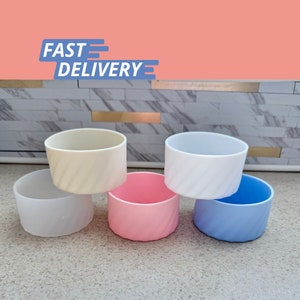 Puede incluir: Un letrero de madera rústico con el texto "Welcome to our home" en un estilo manuscrito. El letrero presenta un acabado envejecido y un diseño sencillo y acogedor, ideal para un porche o entrada.